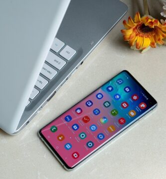 phone besides laptop ready for schoppin