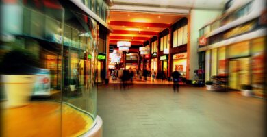 A modern, eco-friendly schopping center with indoor greenery and smart kiosks