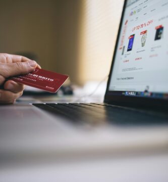 hand hold a debit card for online shöpping