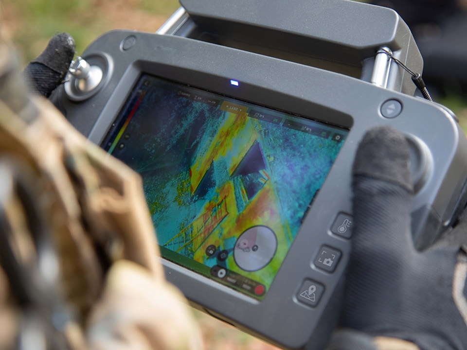 parrot anafi controller showing thermal imaging live video